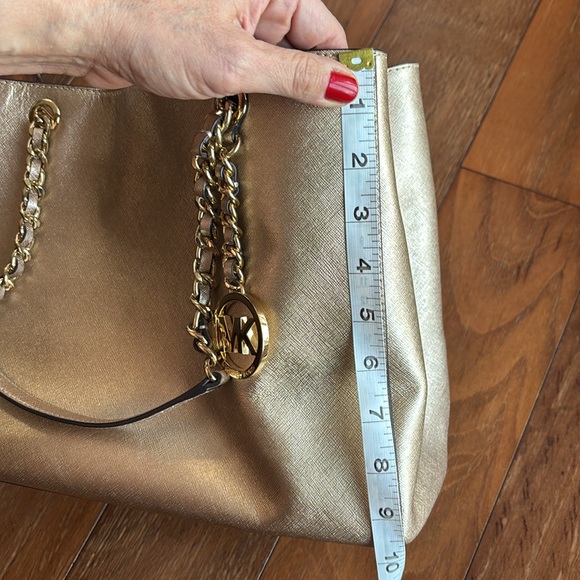 Gold handbag in never used. - Picture 5 of 7